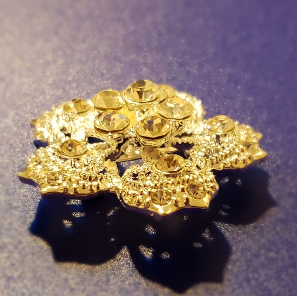 Jewelry - Floral shaped silver brooch